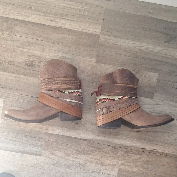 Freebird by Steven Brown/Tan " Mescal " Ankle Boots With Woven Accents 10 - Picture 5 of 8